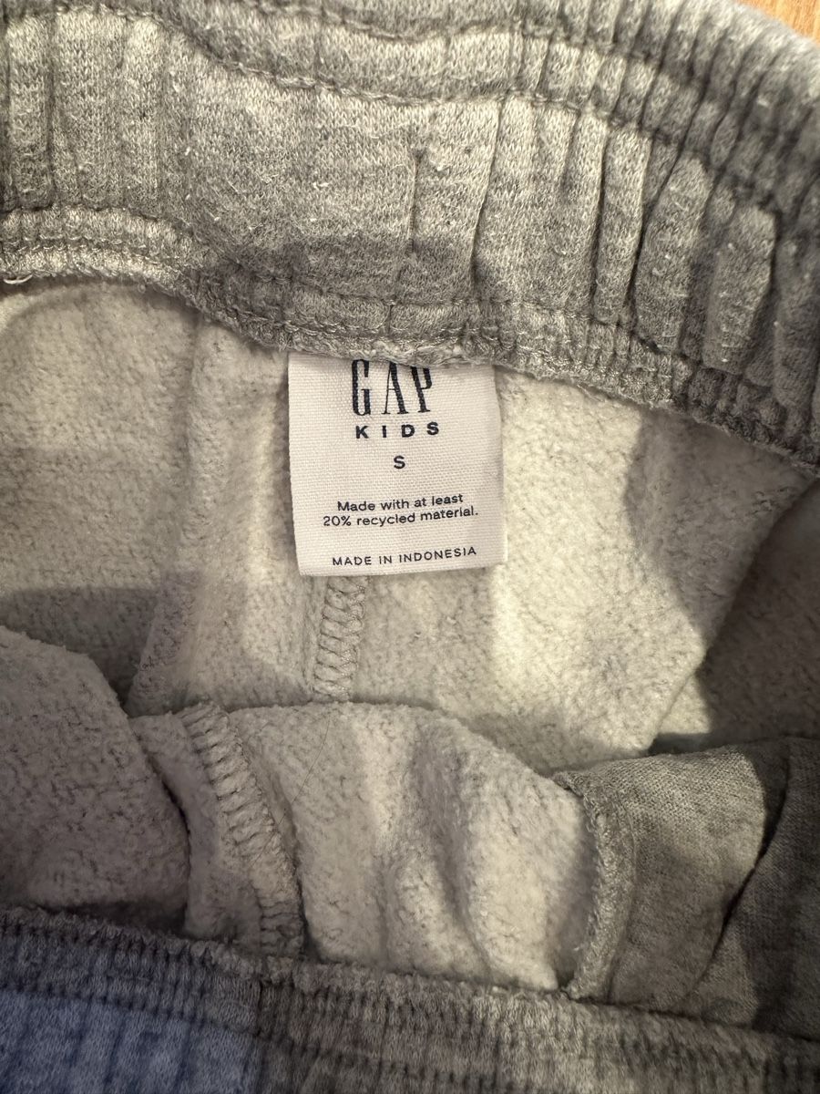 Gap Pantaloni: GAP jogging pants grey Size 116-122 – Usato da Büren an der Aare venduto da bradlee512 1