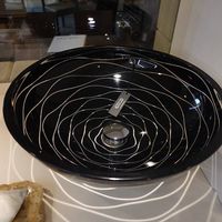 Schwarz Glas Waschbecken mit Verzierung