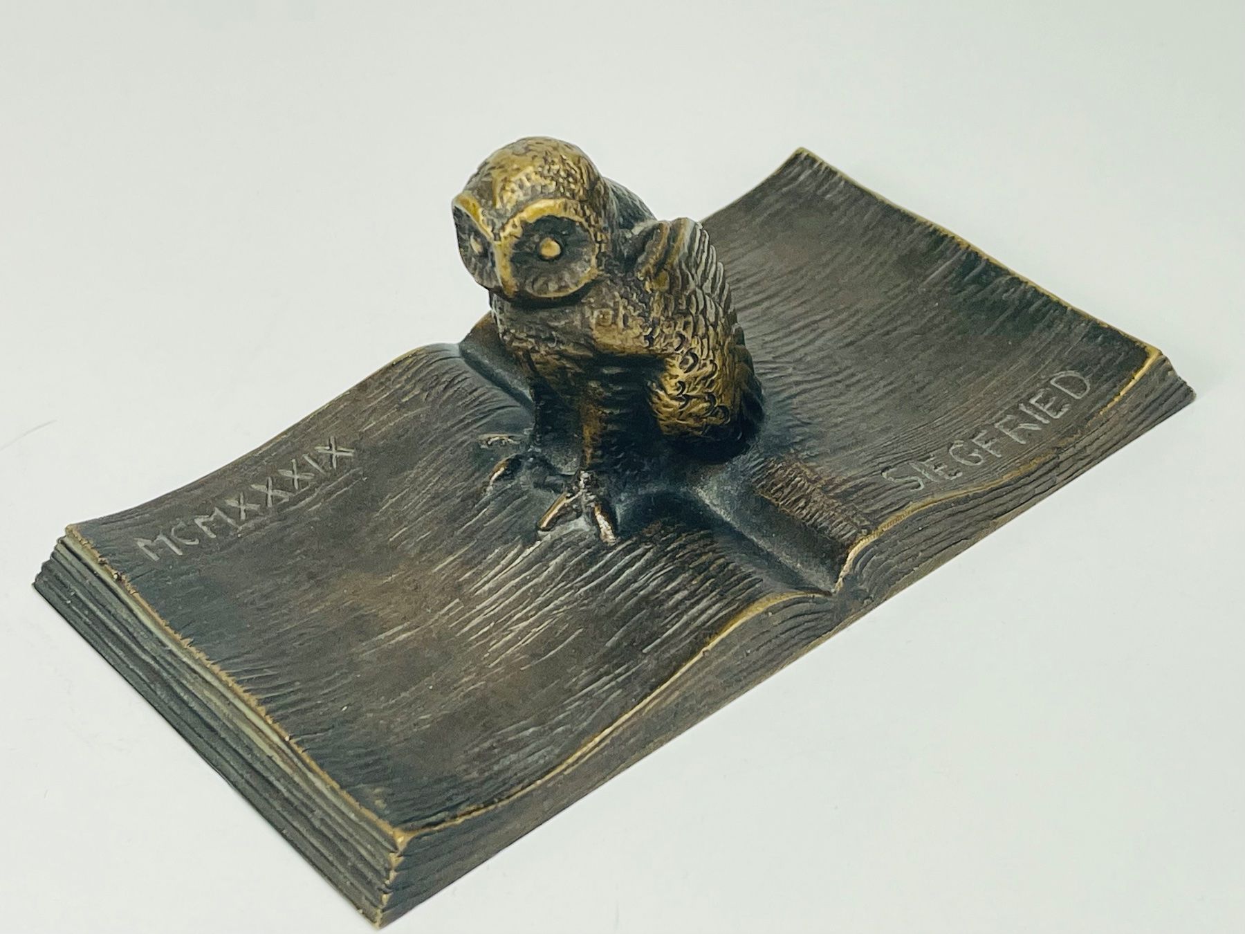Statuette: Antike Bronze-Figur: Eule auf Buch (J.F. Büchs, um 1900) – Usato da Zürich venduto da Arche_Brockenhaus