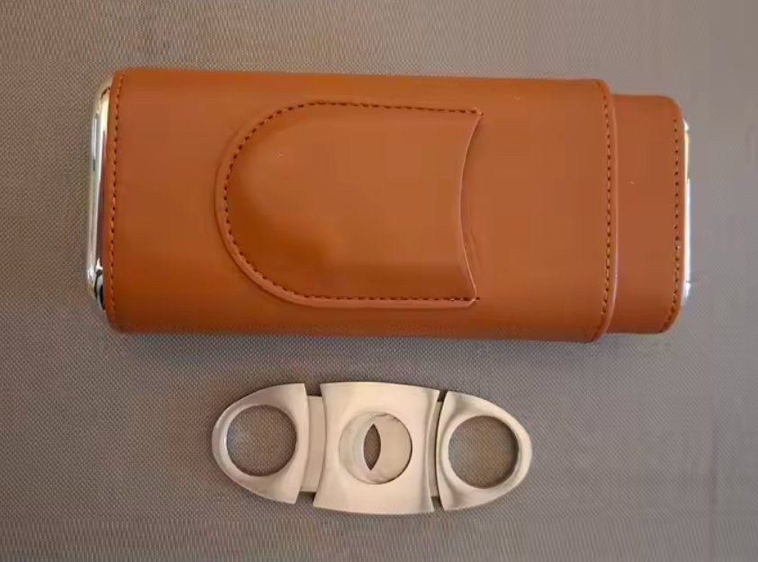 Sonstige Tabakwaren: Zigarrenetui aus braunem Leder mit Futter Zigarrenschnei – Neu und originalverpackt aus Bussigny von NATURALO