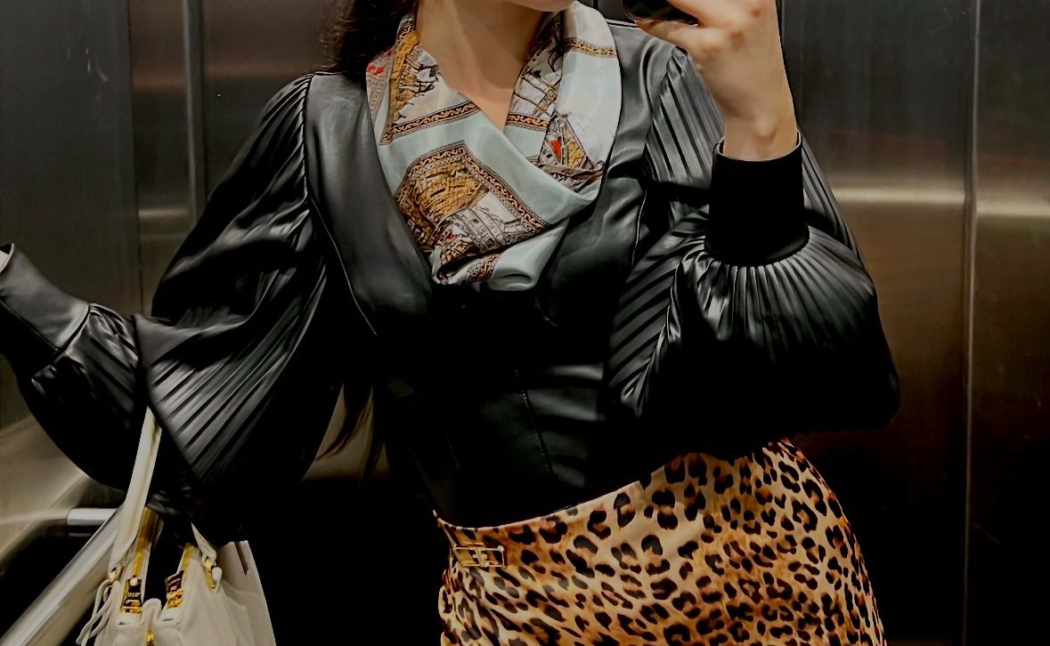 Guess Top: Guess Kunstleder-Crop-Top mit Puffärmeln – Nuovo (secondo la descrizione) da Feusisberg venduto da royi16