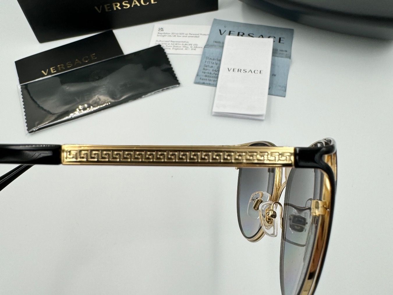 Versace Occhiali & Lenti: Versace Sonnenbrille Medusa Logo – Nuovo e nell'imballaggio originale da Wiedlisbach venduto da Sistershop 7