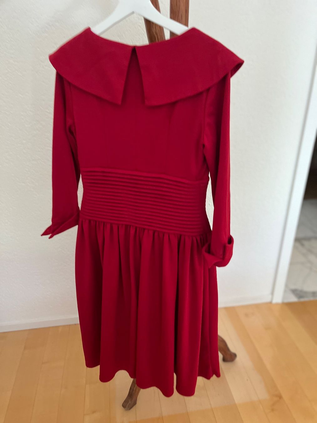 Kleider: Stilvolles, rotes Vintage-Kleid – Gebraucht aus Bern von Sonia-Bern 4