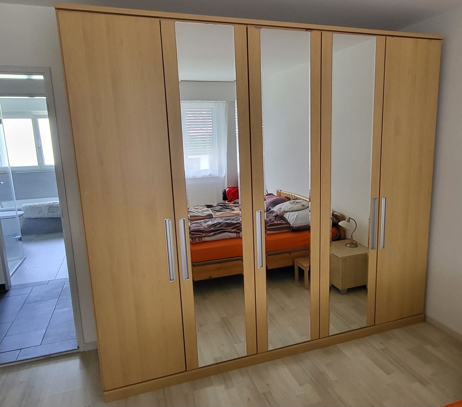 Armoires: Kleiderschrank 5 türig – D'occasion à Buochs par ready15