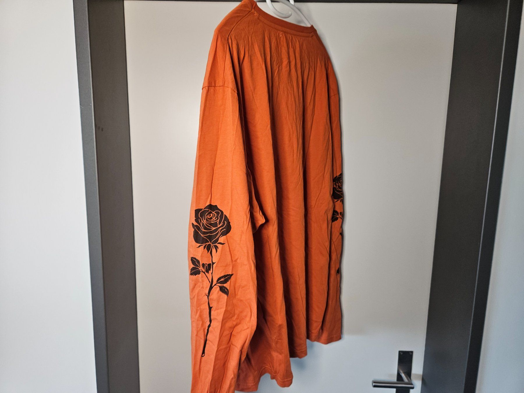 T-Shirts: Herren Langarmshirt Grösse L mit Rosenprint – Gebraucht aus Dübendorf von PrinceTamino 1
