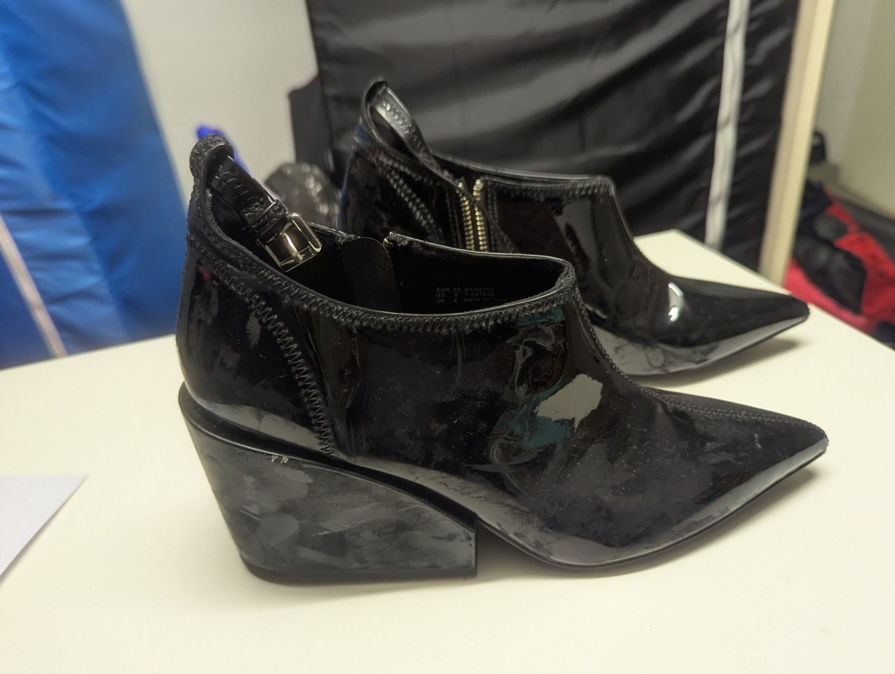 Scarpe da donna: Cheap Monday schwarze Lack-Ankle Boots, Grösse 39 – Nuovo (secondo la descrizione) da Zollikon venduto da Mikifare 2