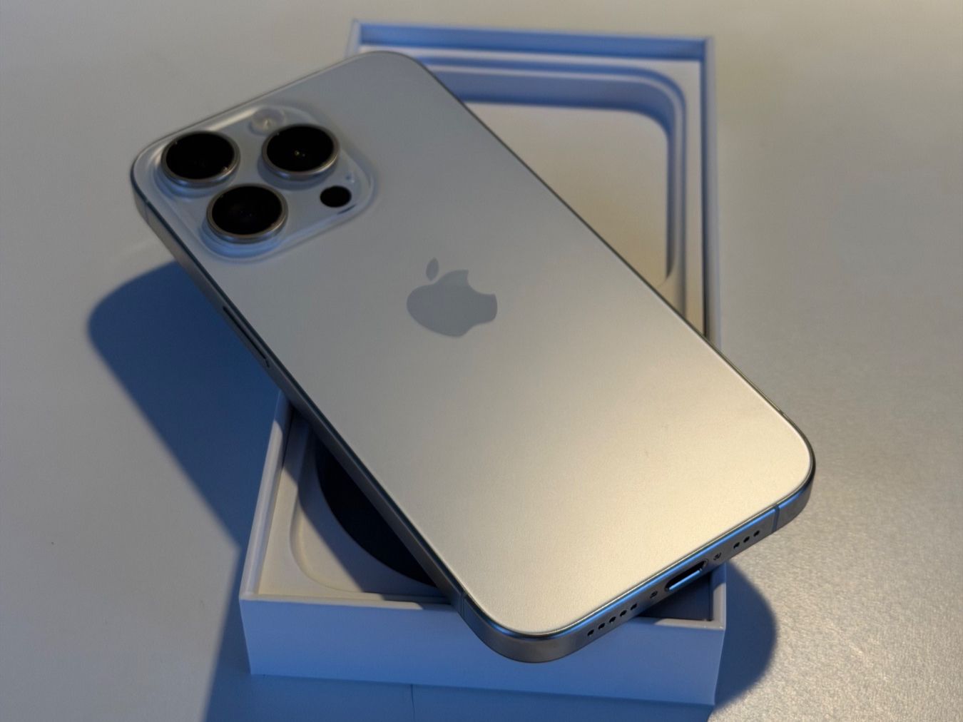 Apple Telefoni cellulari / Smartphones: iPhone 15 Pro 256GB White Titanium mit Zubehör – Usato da Rain venduto da _Robinson_ 5