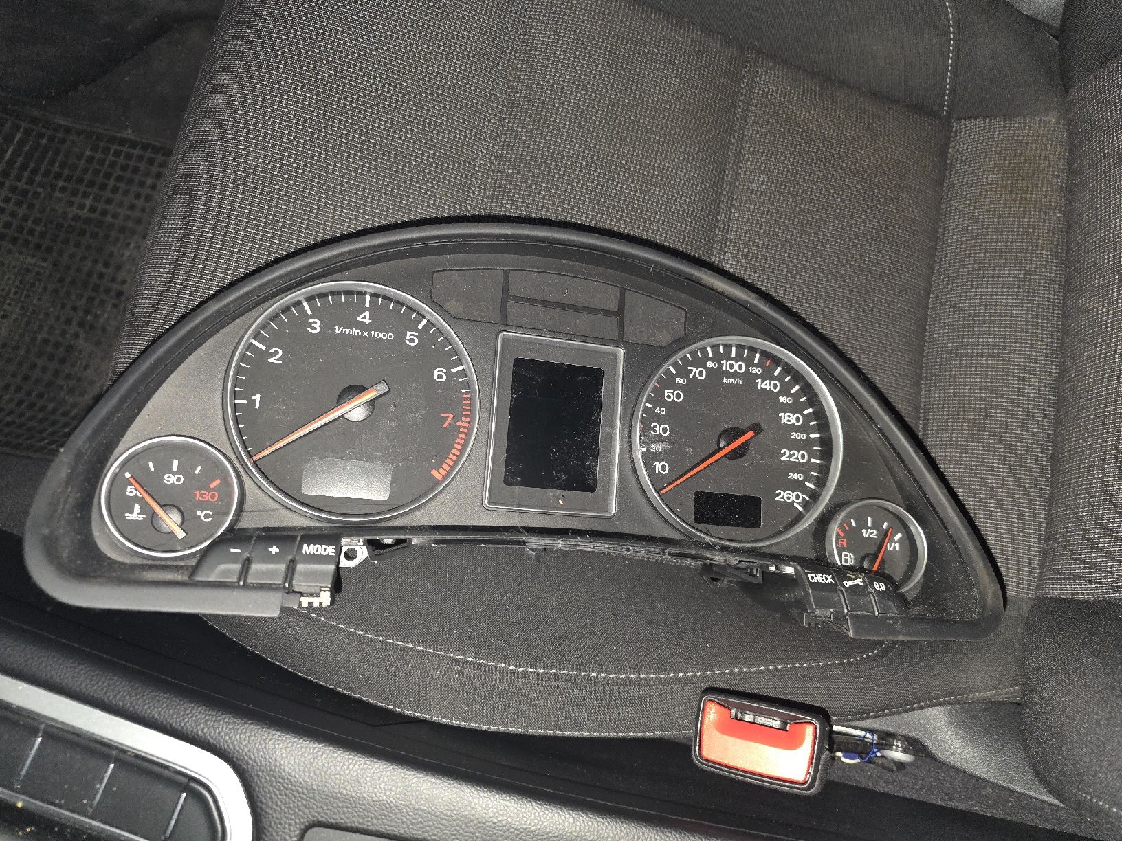 Audi Tutti pezzi di ricambio auto: Audi A4 B6 3.0 V6 Tacho – Usato da Wetzikon venduto da Noni90