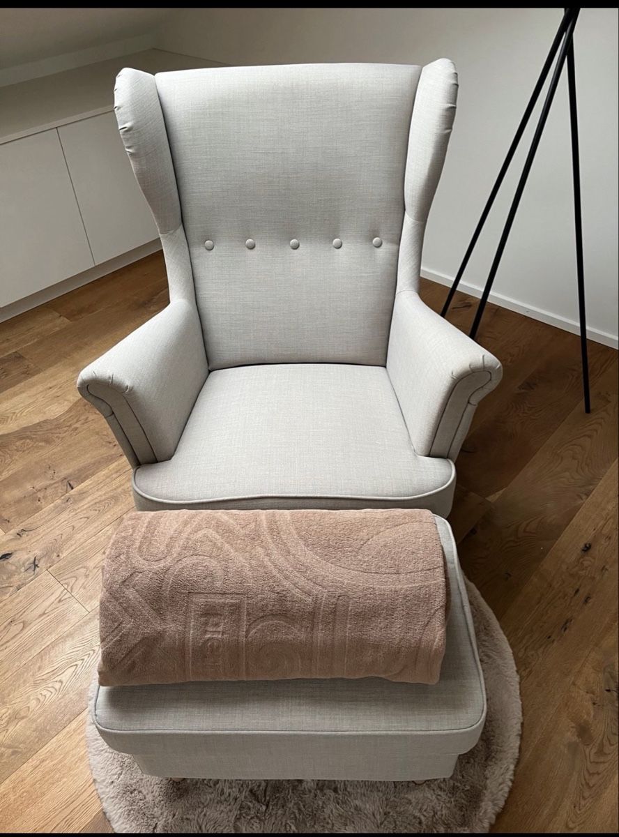 Ikea Poltrone: Bequemer Ohrensessel mit Hocker, hellgrau, top Zustand! – Nuovo (secondo la descrizione) da Basel venduto da tho_bei 1