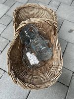 Dekorative Weidenkorb mit Gläsern für Sommerdrinks