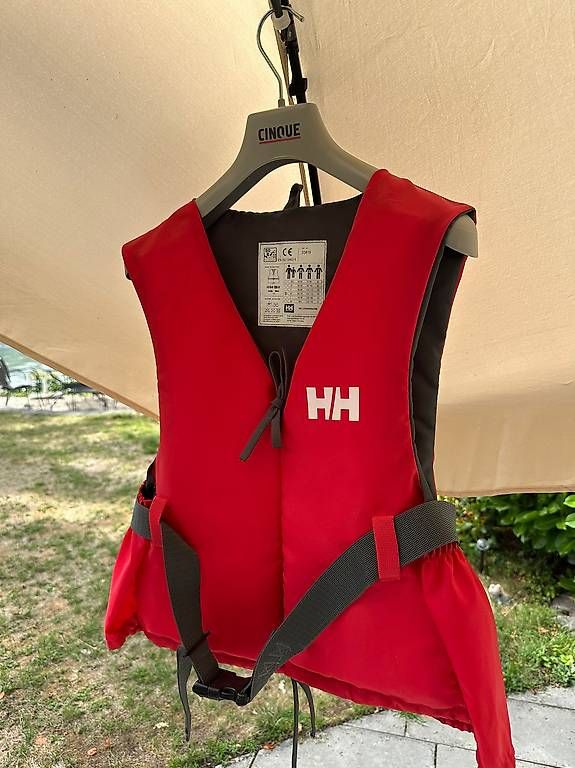 Gilets de sauvetage: Schwimmweste Helly Hansen – D'occasion à Safenwil par Gudrun05