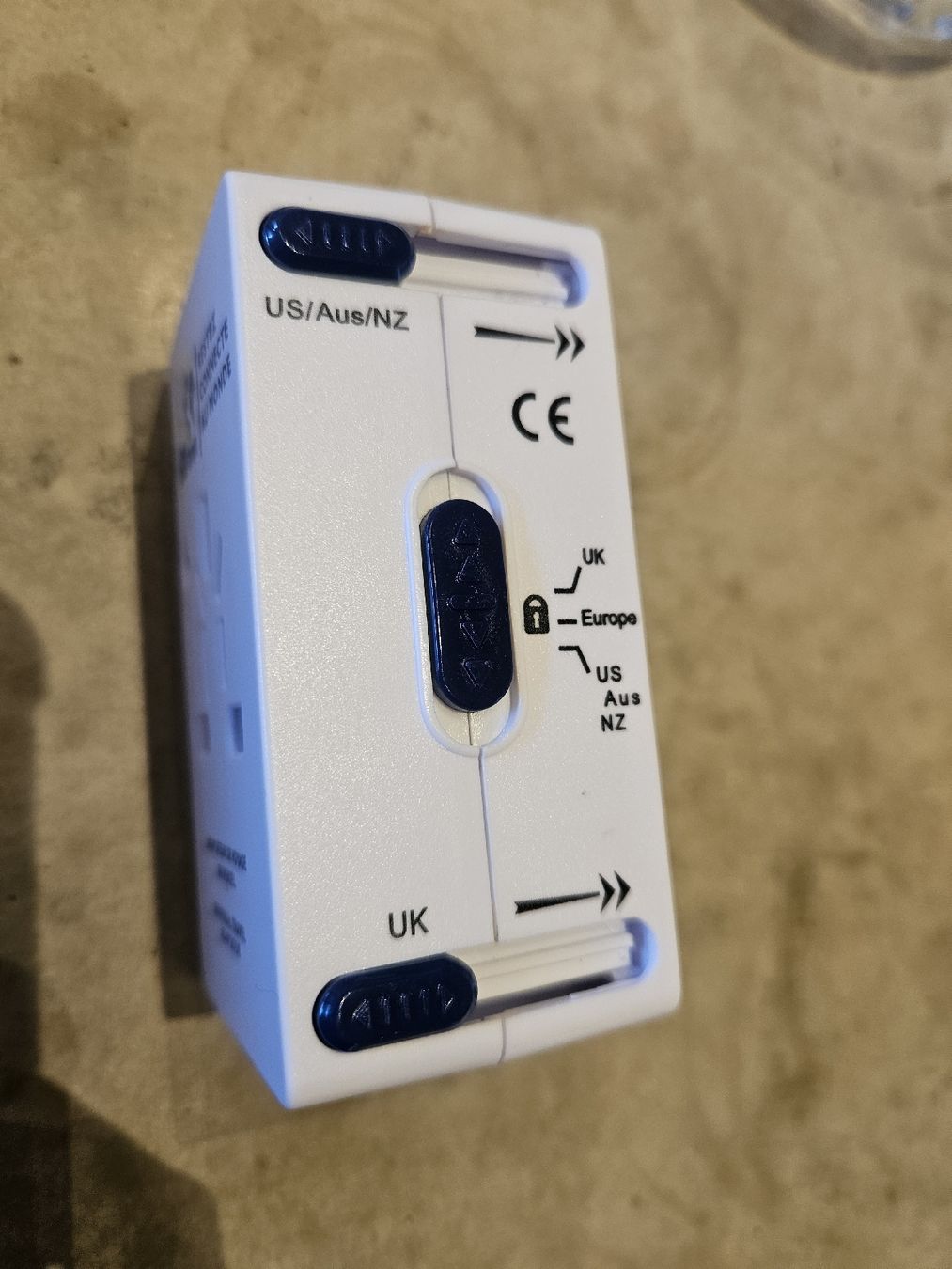Laufwerke & Adapter: Universal Travel Adaptator – Neu (gemäss Beschreibung) aus Celerina von cor_9yfb 1