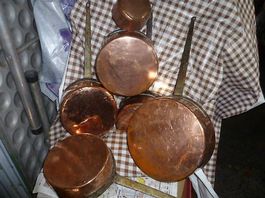 Lot d'anciennes casseroles en cuivre