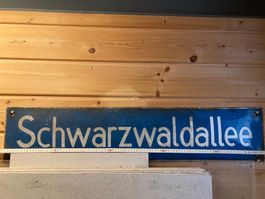 Email Schild Schwarzwaldallee (verm. von Basel) emailliert