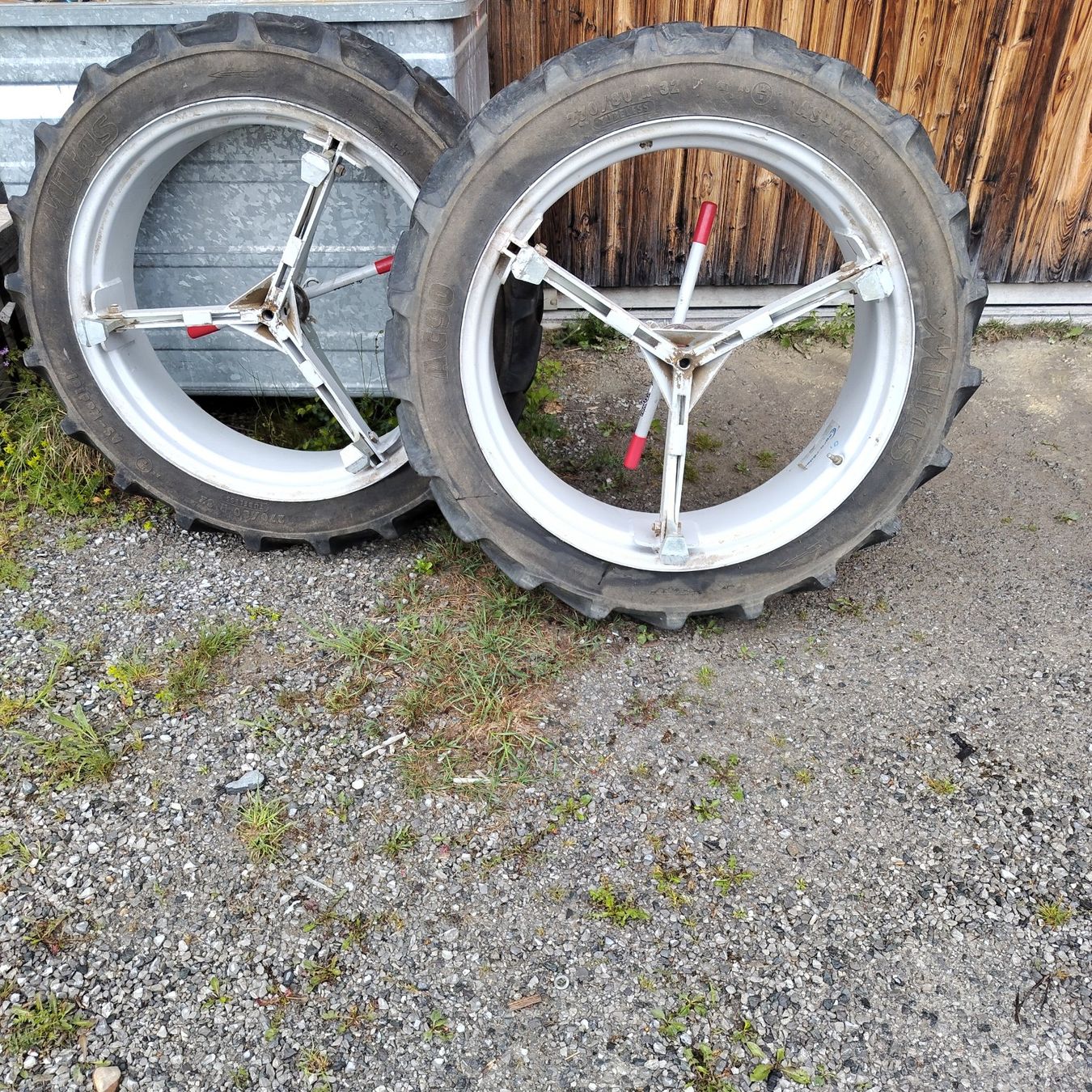Pneus & Kompletträder: Doppelrad 270/80 R32 – Gebraucht aus Herisau von kobiza