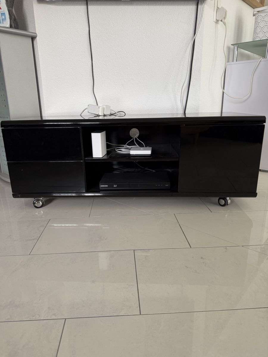 TV Möbel: Schwarzes Lowboard mit Rollen guter Zustand – Gebraucht aus Münsingen von energystar15