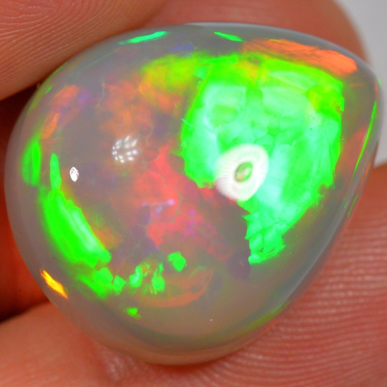 Edelsteine: 28.9 Karat - Glänzender Broadflash - Dunkler Äthiopischer We – Neu (gemäss Beschreibung) aus Rüti ZH von DeinOpal