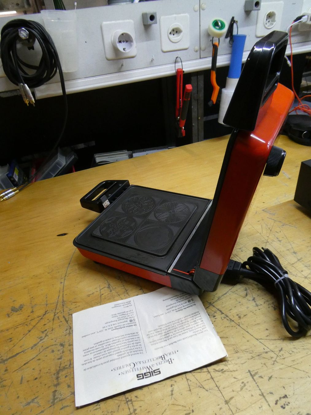 Cucine complete: Appareil à Bricelets Gaufres SIGG rouge – Usato da Etagnières venduto da emmaus.electro 2