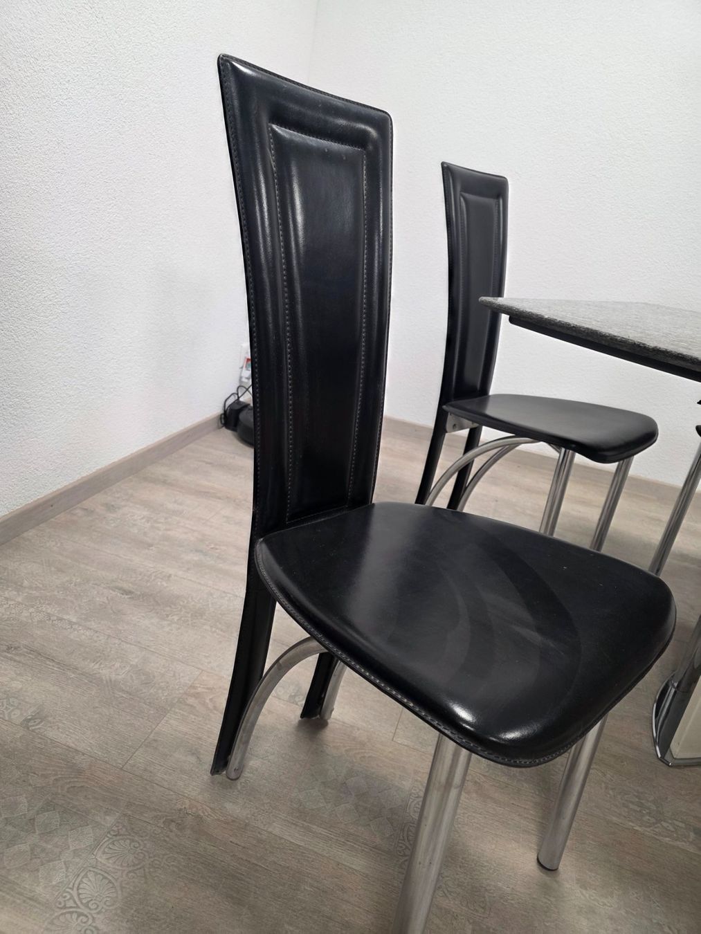 Set tavolo e sedie: Designer Granit Tisch mit 5 Stühlen – Usato da Balsthal venduto da Sigro0 3