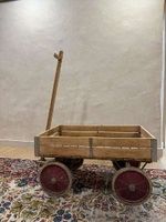Chariot bois à roues rouges