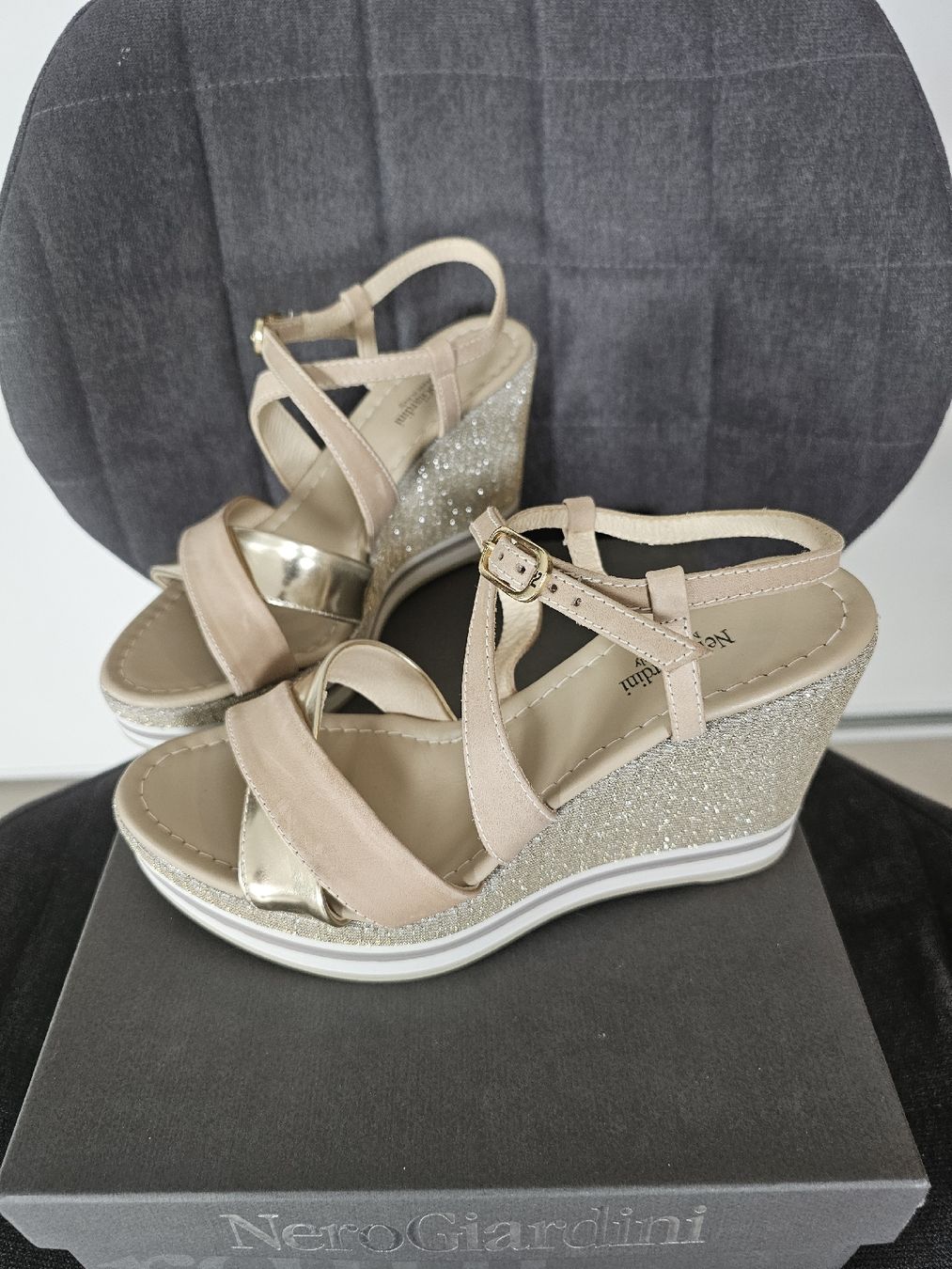 Scarpe da donna: Sandales Neuves "Nero Giardini" dorées/Beiges/Compensées – Nuovo e nell'imballaggio originale da Basel venduto da Paloma6261 6
