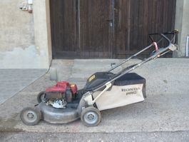 Une tondeuse à gazon Honda pro HRH 536