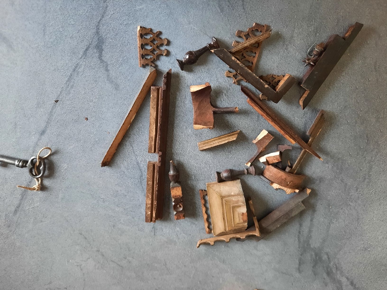 Casette per bambini: BRIENZ, ANTIQUITÉ, À RESTAURER – Difettoso da Le Locle venduto da marylise01 6
