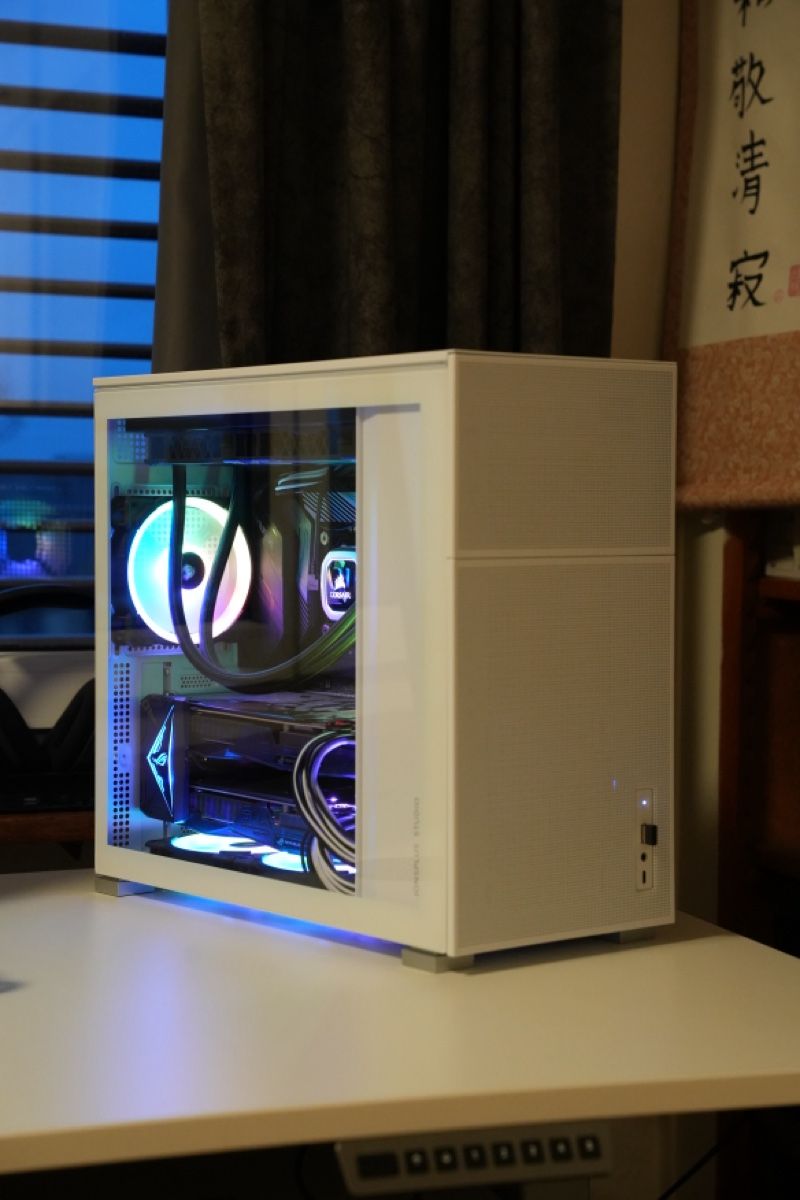 Asus PC: High-End Gaming PC - Powerful Specs, Liquid Cooled, White – Usato da Basel venduto da FrozenFire