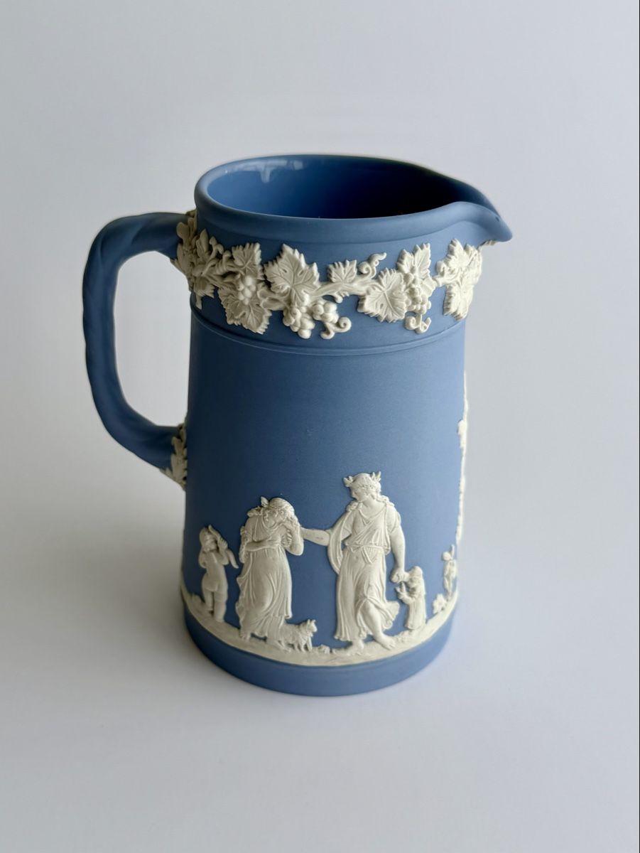 Karaffen: Pichet Wedgwood Jasperware bleu modèle antique – Gebraucht aus Genève von mar_nd6c
