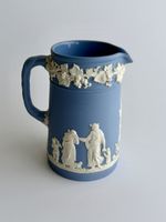 Pichet Wedgwood Jasperware bleu modèle antique