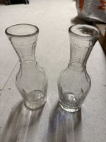 Lot de 2 anciennes cruches en verre