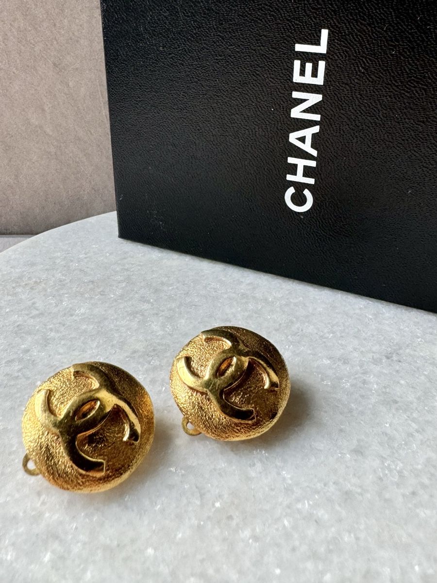 Chanel Ohrringe & -stecker: Chanel Gold CC Ohrclips Vintage – Gebraucht aus Kriens von hannaandkiko 1