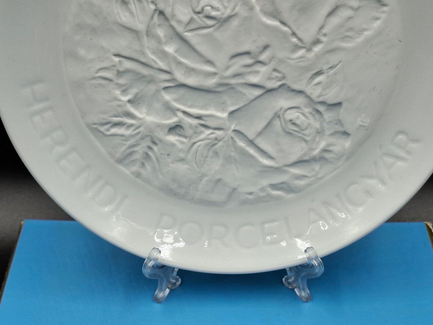 Herend Piatti: Herend Bisque Porcelain Relief Wall Plate Original Box – Usato da Zürich venduto da bruzolda 1