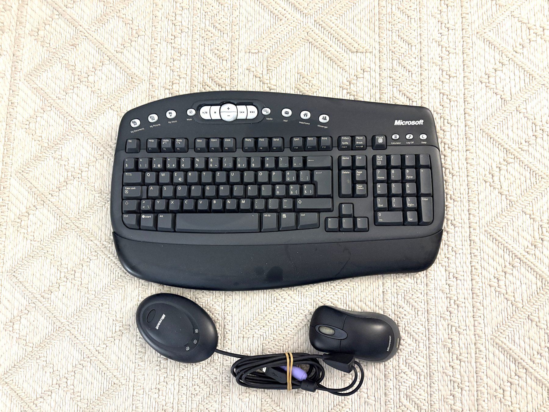 Microsoft Tastaturen: PC Tastatur mit Maus - Marke MICROSOFT – Gebraucht aus Glattbrugg von Ariel012