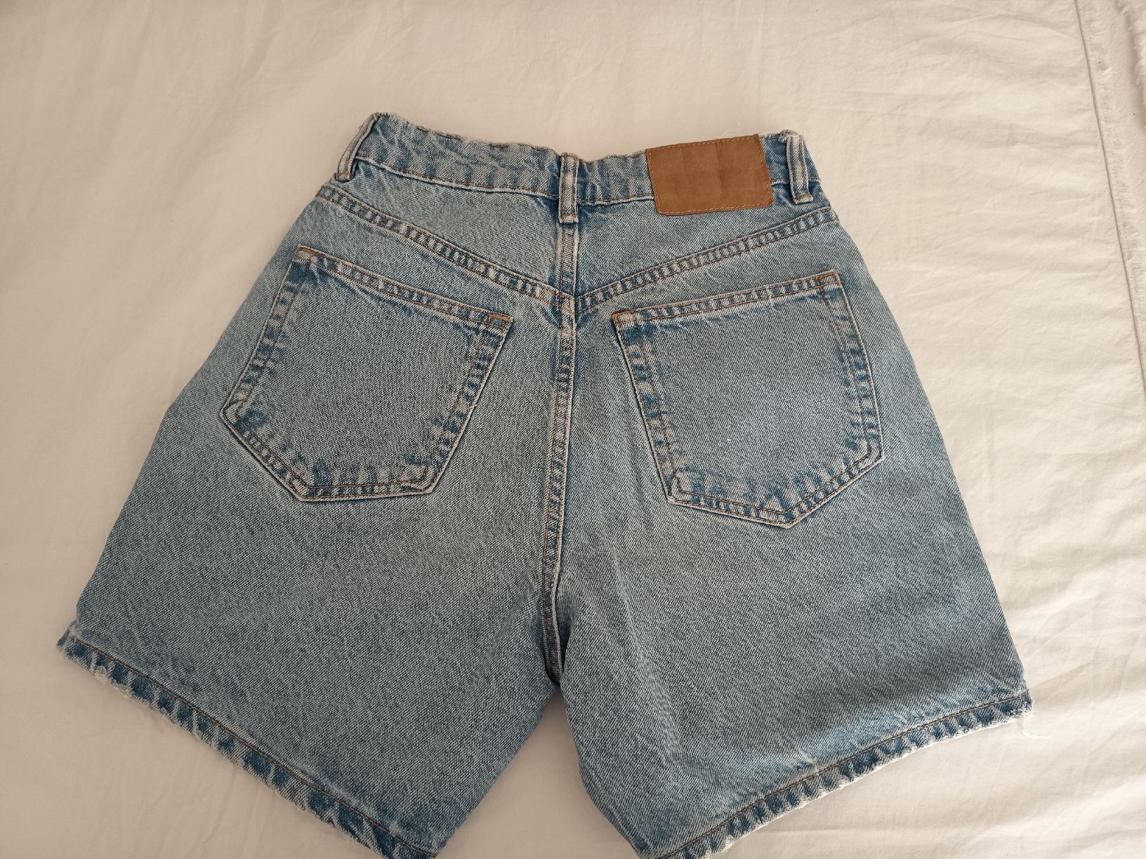 Zara Jeans: Denim Shorts Set – Usato da Basel venduto da beg_6v7r 4