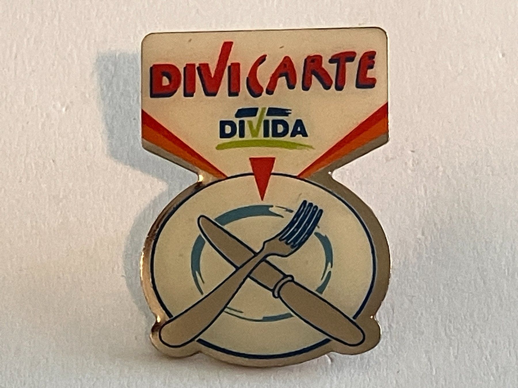 Placchette & Badge: 1 Pin Divida Divicarte – Usato da Basel venduto da djwwpp