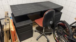 Bürotisch schwarz mit abschliessbaren Schubladenstöcken