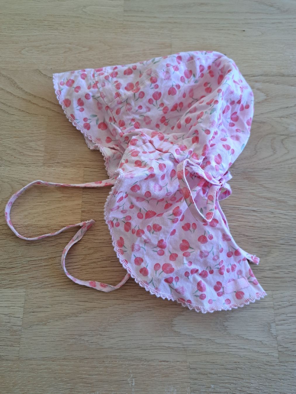 Maximo Altro abbigliamento per bambina: Maximo Sonnenhut mit Blütenmuster, KU 49 cm – Usato da Bergdietikon venduto da Staphylococcus 1