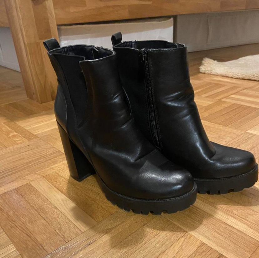 Scarpe da donna: Schwarze Stiefeletten mit Absatz, Grösse 37 – Usato da Bern venduto da rah_fpy5 2