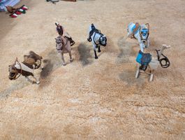 4 Schleich Pferde mit Sattel, einem Reiter und Sattelhalter