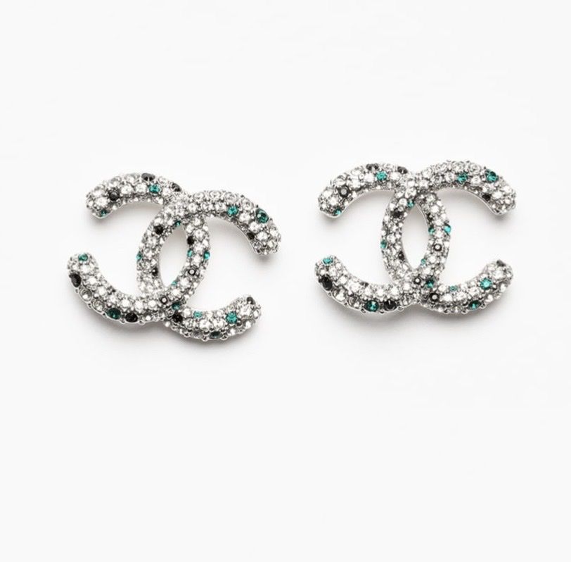 Chanel Orecchini pendenti & Orecchini a lobo: Chanel earrings New – Nuovo e nell'imballaggio originale da Fully venduto da Fashion_Mania