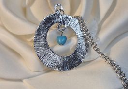 Collana con ciondolo cerchio martellato e cuore turchese