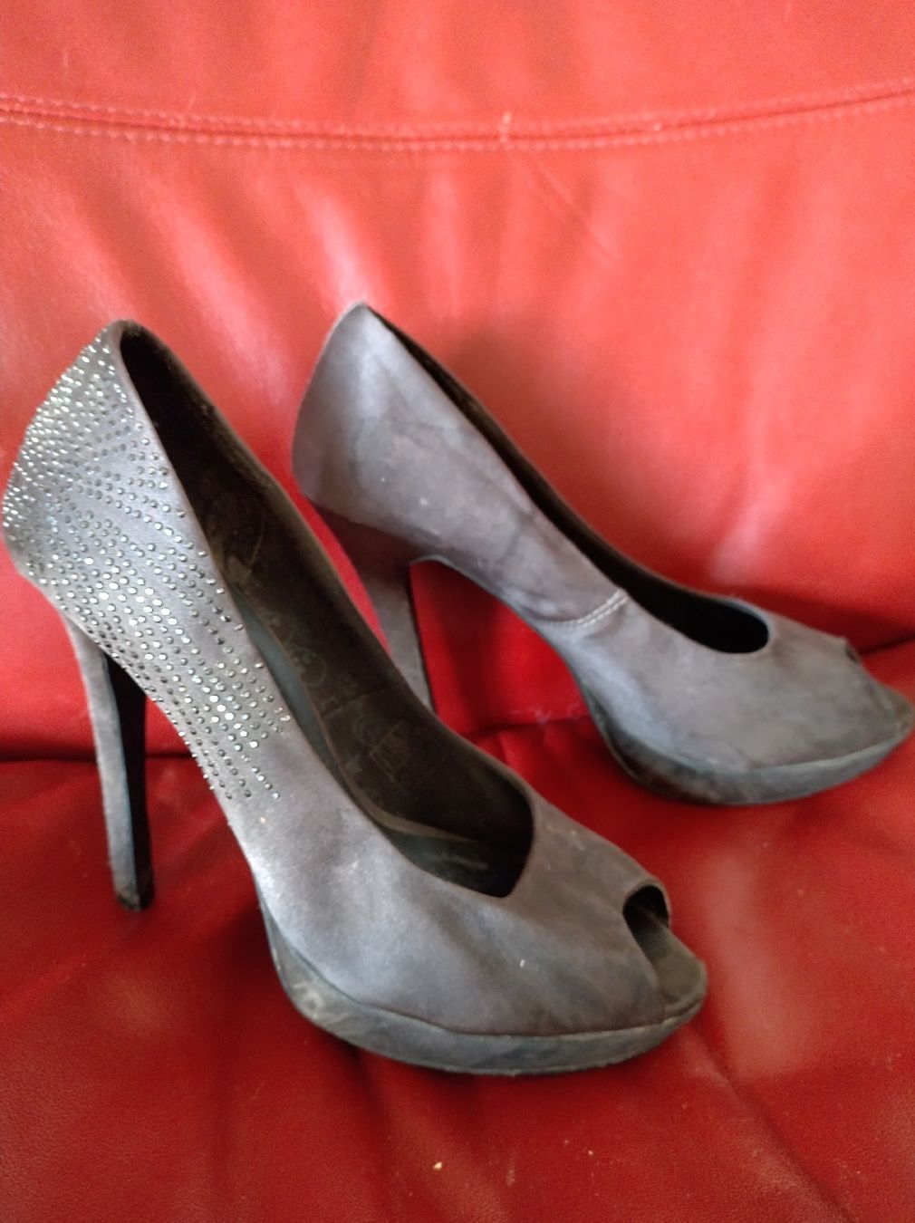 Scarpe da donna: Pumps mit Strasssteinen grau Damenschuhe Grösse 39 – Usato da Brig venduto da i1i_6r6t 5