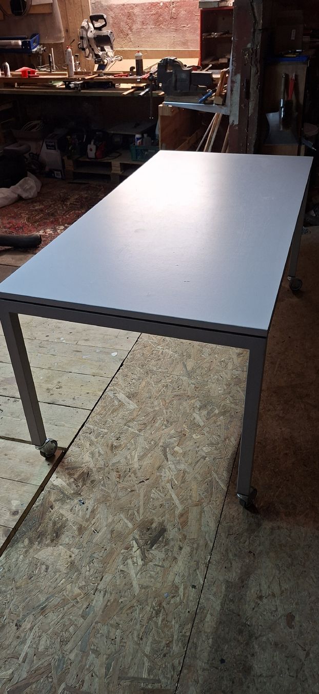 Tables: Bürotisch mit Rollen – D'occasion à Münsingen par wd65