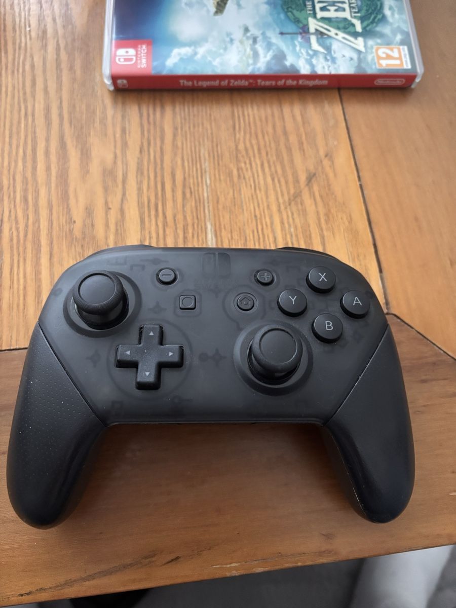 Nintendo Console: Nintendo Switch + Pro Controller + Zelda Spiel – Usato da Zürich venduto da Dakschen 2