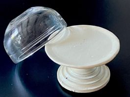 Tortenplatte a/Fuss mit Cloche f/Puppenstuben. Metall/Glas.