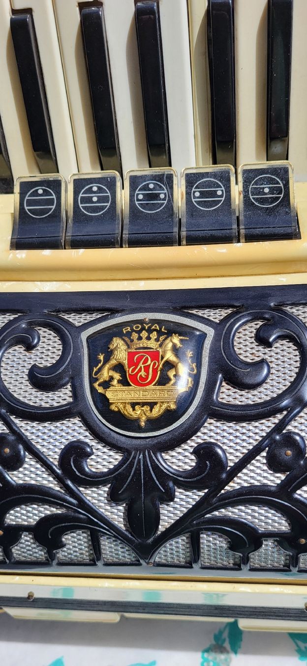 Strumenti musicali: Accordéon Royal standard – Usato da Penthalaz venduto da EvandroLuz 2
