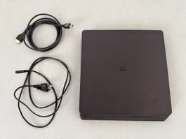 Sony PlayStation 4 Slim Konsole mit drei Controllern