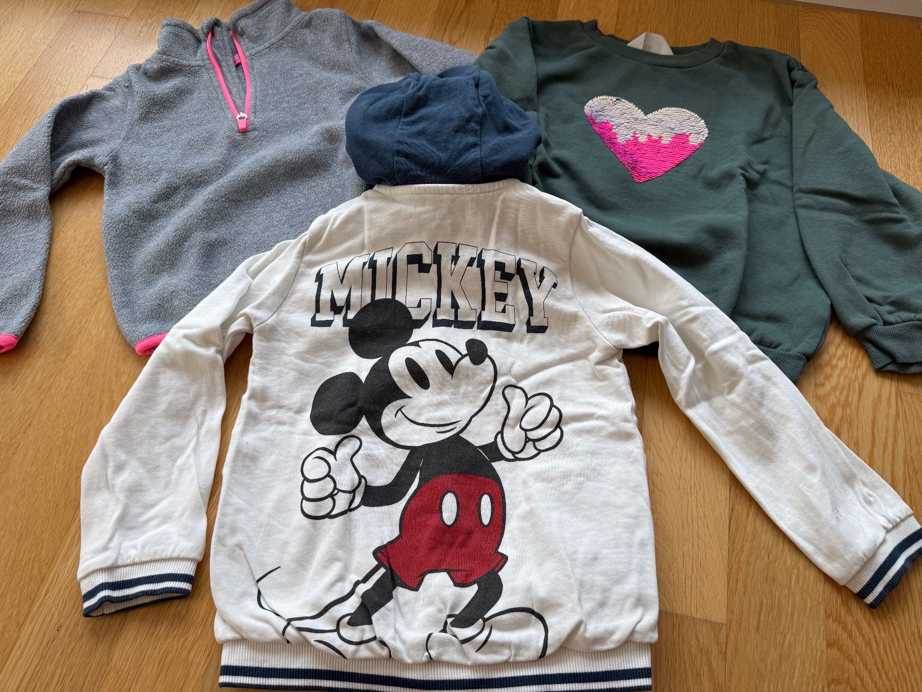 Pullover & Sweatshirts: Kleiderpaket Mädels, Grösse 104 - Pullover (x3) - Disney – Gebraucht aus Baden von polveres 1