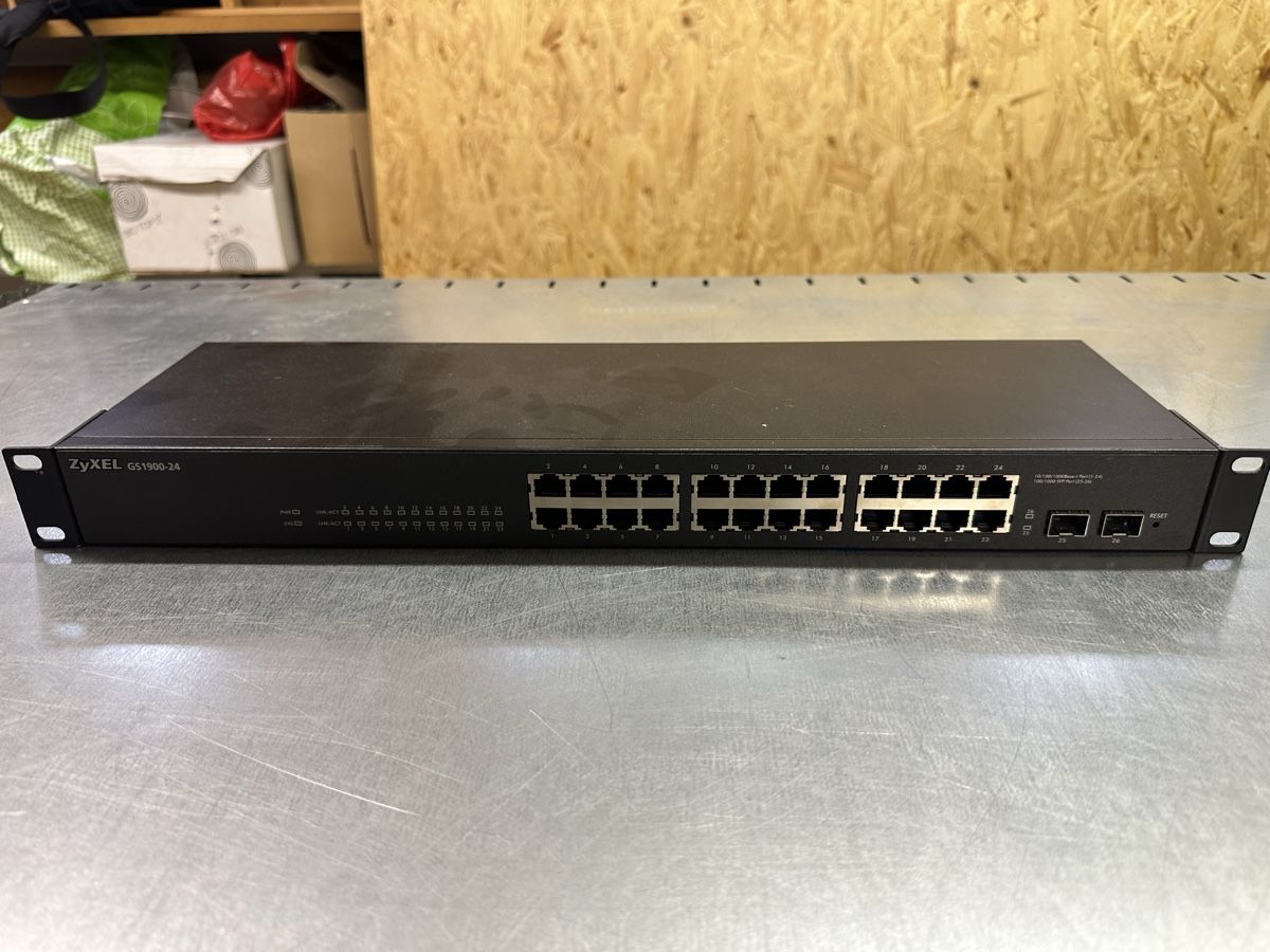 Zyxel Hub & Switch: ZyXel GS1900-24 Port Managed Switch – Usato da Luzern venduto da FrankGroebel